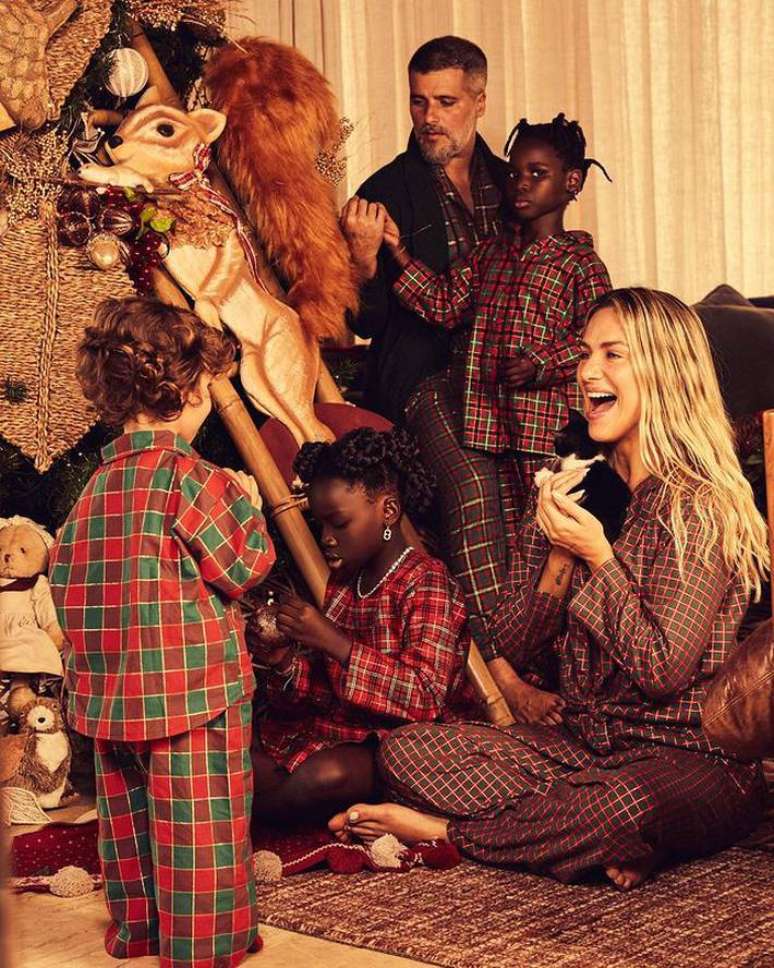 Giovanna Ewbank e Bruno Gagliasso compartilham ensaio de Natal da fam&iacute;lia: 'Estamos muito felizes'