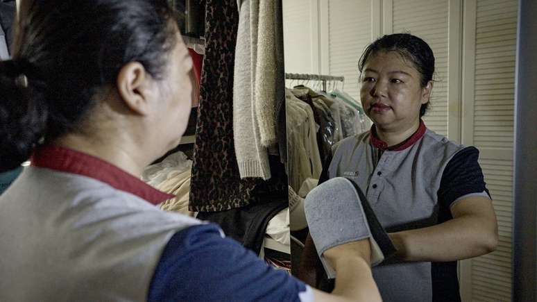 Desde que teve sua filha, Shin Hyung-jung assumiu um contrato de trabalho consertando itens el&eacute;tricos nas casas das pessoas.