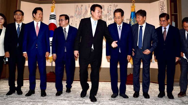 O presidente da Coreia do Sul, Yoon Suk-yeol (centro), aboliu as cotas de g&ecirc;nero em seu gabinete e quer fechar o minist&eacute;rio de igualdade de g&ecirc;nero