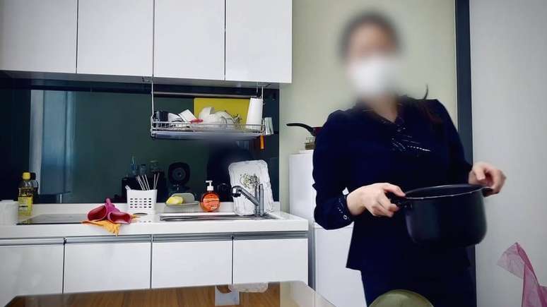 Yuna se filmou preparando o almo&ccedil;o para seus colegas e denunciou seu local de trabalho ao governo