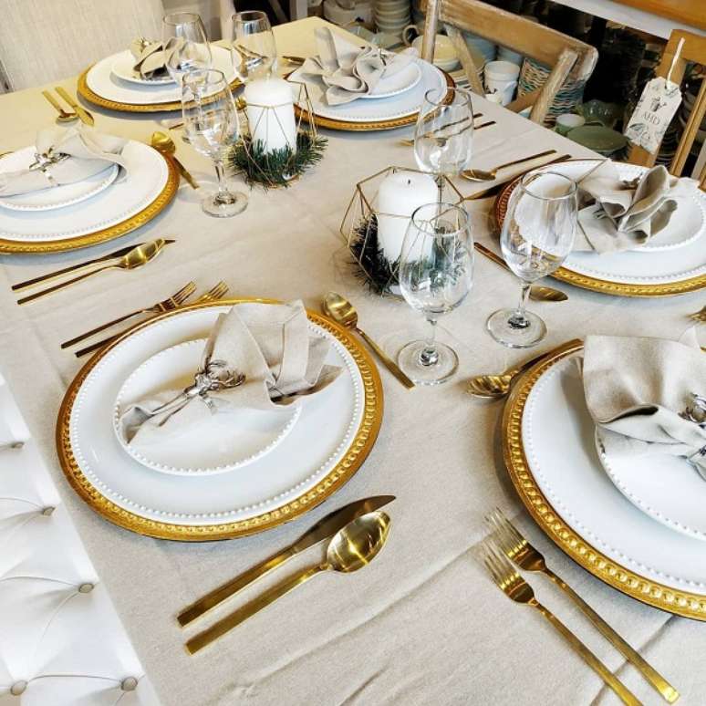 18. Mesa de natal simples em tons de branco e dourado – Foto Aleli Home Decor