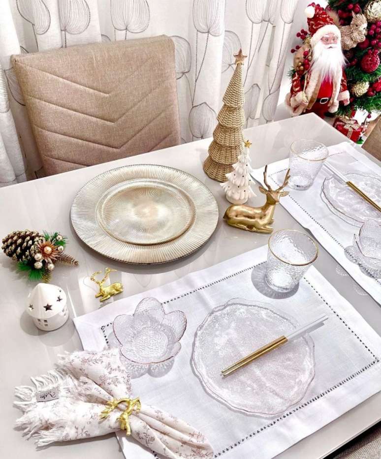 61. Mesa de natal simples com decoração dourada – Foto Castelo de Amor