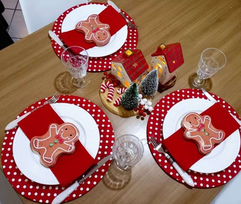 25. Mesa de natal simples sousplat de bolinhas – Foto Roberta Ribeiro