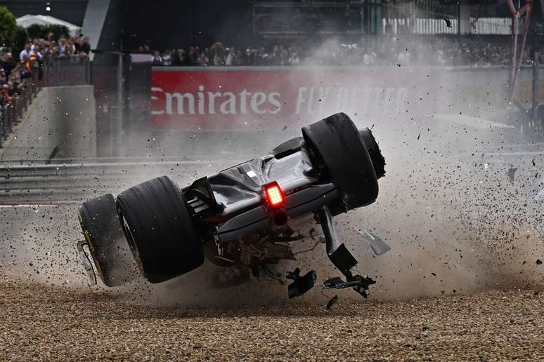 Guanyu Zhou sofreu um forte acidente ainda na largada do GP da Inglaterra 