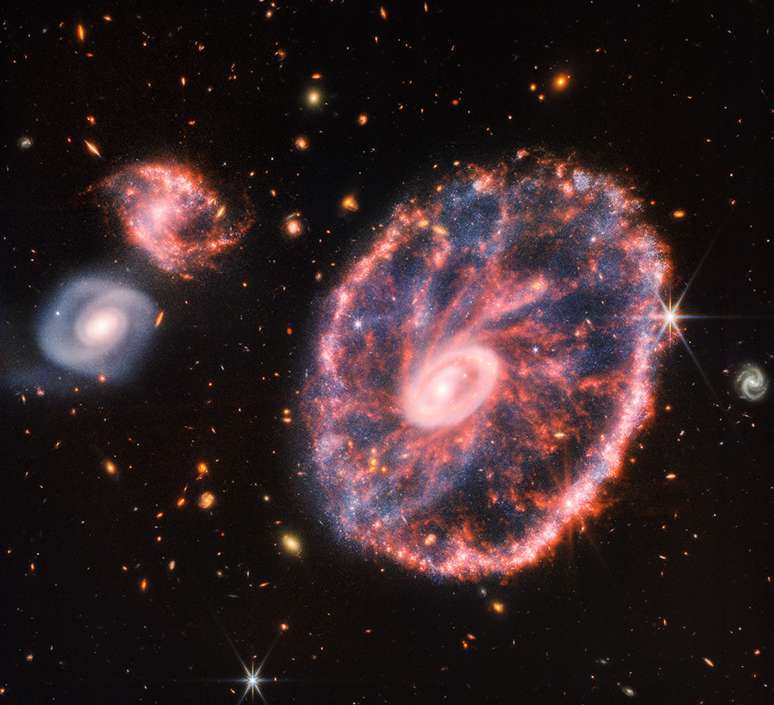 Galáxia Cartwheel, em forma de roda, foi formada a partir da colisão de galáxias