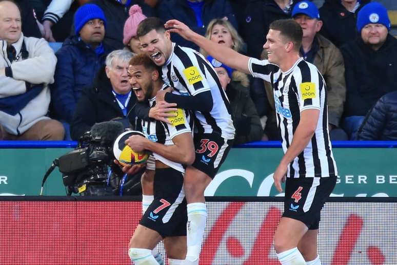 Joelinton e Bruno Guimarães fizeram grande partida contra o Leicester (Foto: LINDSEY PARNABY / AFP)