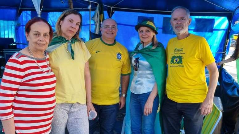 Manifestantes que participam do acampamento bolsonarista em frente ao Comando Militar do Sudeste, em São Paulo