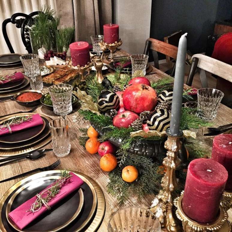 7. Mesa de natal simples decorada com frutas variadas – Foto Alyamina Home