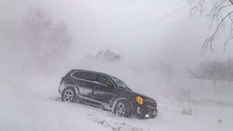 Muitos motoristas tiveram de abandonar seus veículos por conta de tempestades de neve