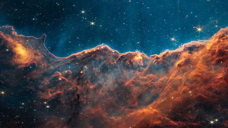 Os chamados "penhascos cósmicos" formam a beira de uma cavidade gasosa dentro da Carina, uma nebulosa formadora de estrelas