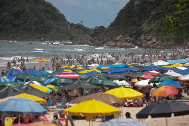Cidades do litoral de São Paulo esperam centenas de milhares de turistas para o réveillon