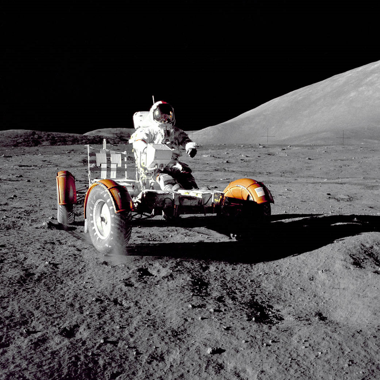 Cernan faz uma breve verifica&ccedil;&atilde;o do Lunar Roving Vehicle (durante a primeira parte da primeira atividade extraveicular da Apollo 17 no local de pouso Taurus-Littrow.
