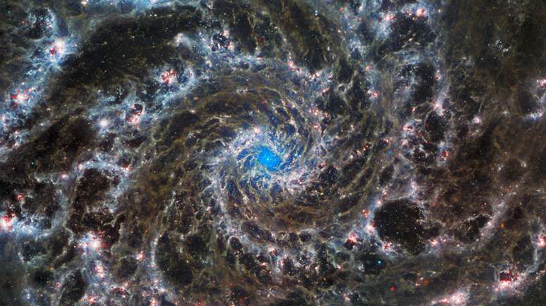 A mais de 30 milhões de anos-luz da Terra, a galáxia M74 com seu aspecto fantasmagórico
