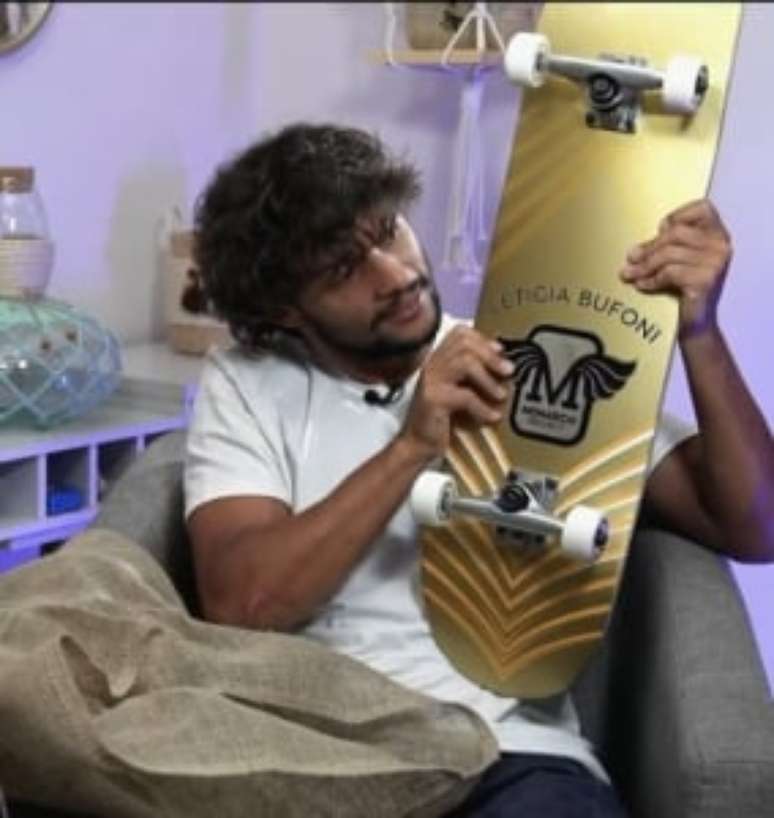 Skate dado por Vini tem o nome da atleta brasileira Leticia Bufoni (Foto: Reprodução/Globo)