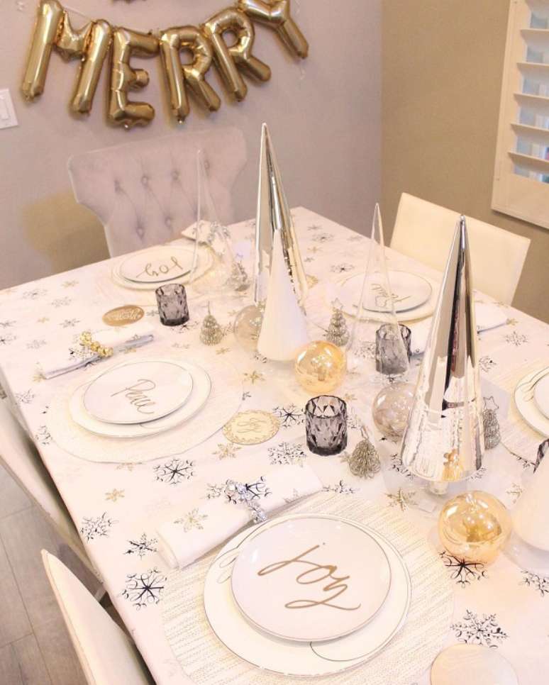 2. Mesa de natal simples com itens metalizados – Foto Alyssa Crocker