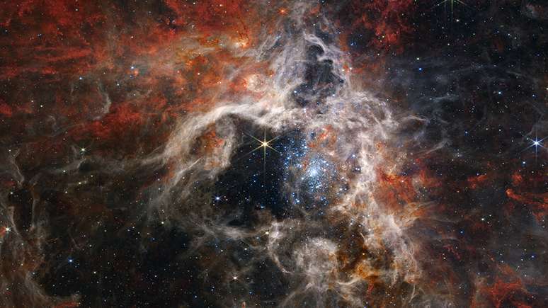 A Nebulosa da Tarântula, localizada a apenas 161 mil anos-luz da Terra, é um lugar onde nascem milhares de estrelas
