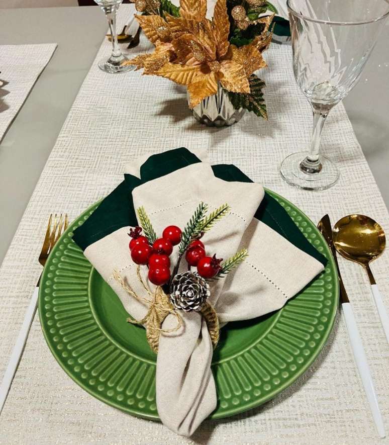 20. Mesa posta de natal com sousplat verde e guardanapo bege – Foto Natale Home Decor