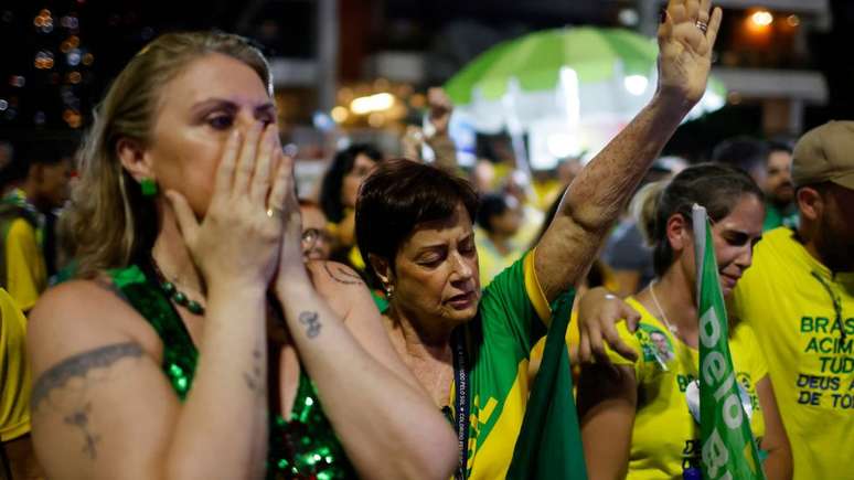 Eleitores de Jair Bolsonaro no Rio de Janeiro lamentam o resultado do primeiro turno, quando Lula ficou em primeiro.