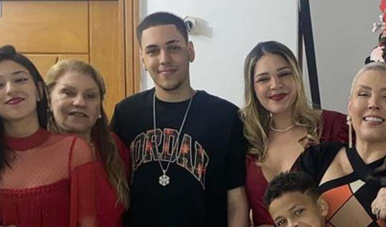 Após fim de tratamento contra câncer, Simony festejou Natal ao lado da mãe, marido, Felipe Rodriguez, e dos quatro filhos.
