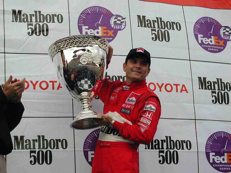 Gil de Ferran e a taça de campeão da Cart — hoje Indy — em 2000 