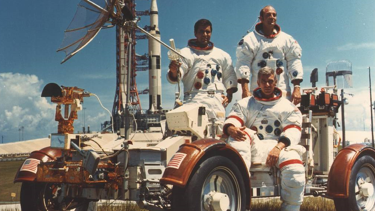 Nesta imagem, Schmitt, Evans e Cernan s&atilde;o fotografados com o Lunar Roving Vehicle (LRV) durante o lan&ccedil;amento do foguete Apollo 17, em 1972