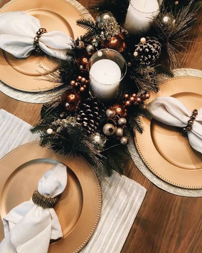 63. Mesa de natal simples com dourado e verde – Foto Katie Burk