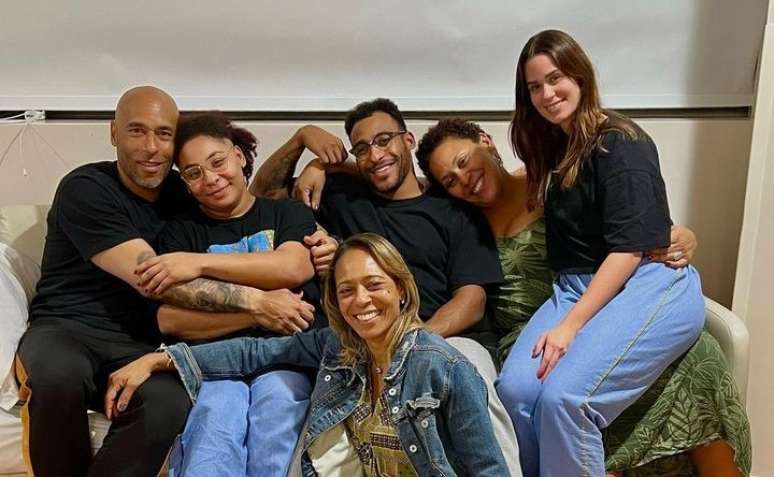 Junto com a mensagem, Kely postou uma foto dos filhos do ex-jogador sentados no sofá do quarto do hospital