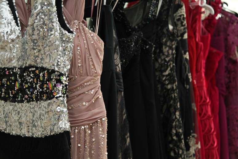 Roupas com lantejoulas tamb&eacute;m podem ser compradas em brech&oacute;s