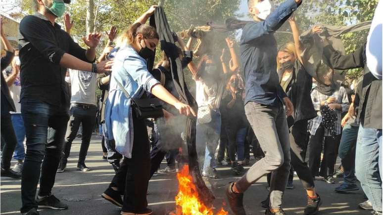 Protestos começaram na região curda do Irã e se espalharam por todo o país