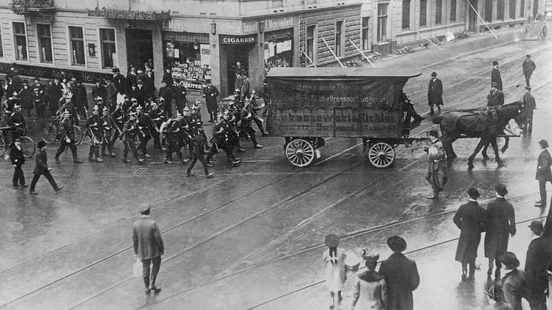 Foto em preto e branco mostra a polícia escoltando uma carruagem carregada de carvão durante uma greve de trabalhadores em 1905