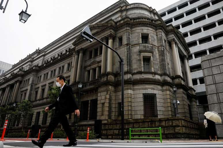 Homem de máscara protetora passa pela sede do Banco do Japão em meio ao surto de Covid-19 em Tóquio, Japão
22/05/2020
REUTERS/Kim Kyung-Hoon