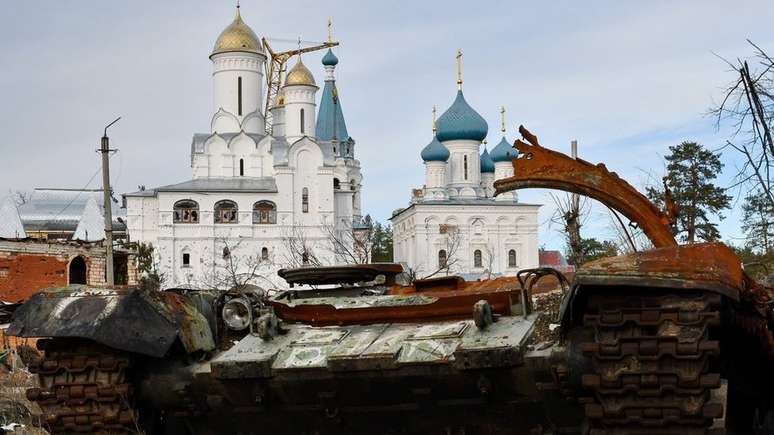 Tanque russo destruído na cidade libertada de Sviatohirsk