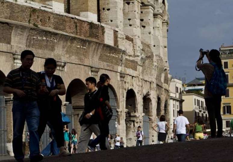 Turistas diante do Coliseu de Roma, na Itália