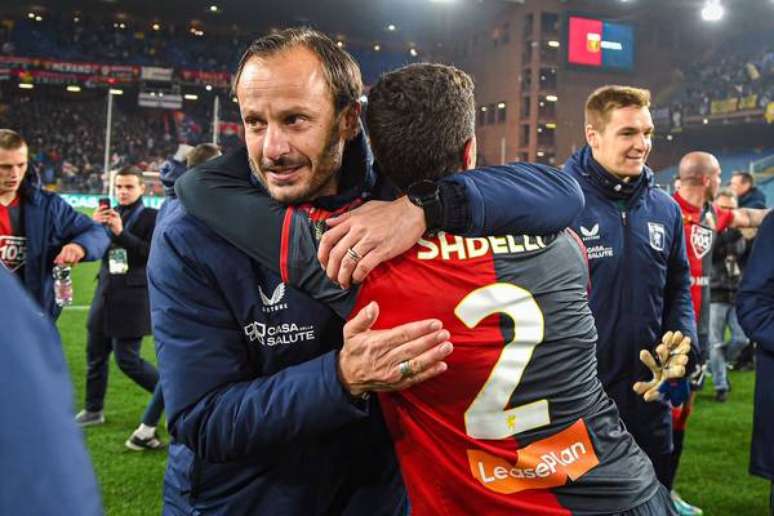 Alberto Gilardino celebrando uma das vitórias que obteve sob o comando do Genoa