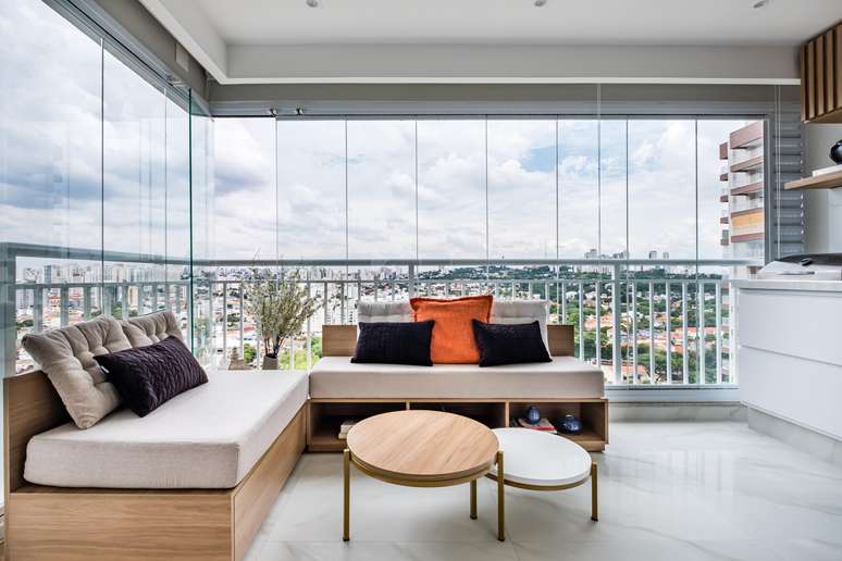 Na arquitetura de interiores, a execu&ccedil;&atilde;o dos bancos confere muito al&eacute;m de espa&ccedil;o para assento. Nos projetos residenciais, a pe&ccedil;a pode agregar a aplicabilidade de ba&uacute; e nichos para organiza&ccedil;&atilde;o de objetos. Projeto do escrit&oacute;rio Mir&aacute; Arquitetura