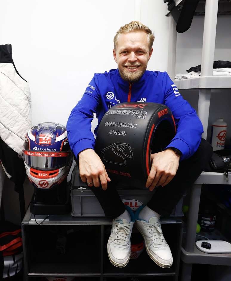 Kevin Magnussen e o "trof&eacute;u" pela pole position em Interlagos.