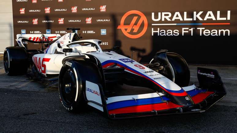 Apresenta&ccedil;&atilde;o do VF-22 em Barcelona, ainda com Mazepin e os patrocinadores russos