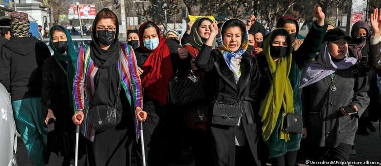 Mulheres afegãs protestam contra proibição de frequentar universidades imposta pelo  Talibã 