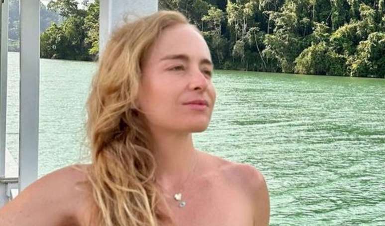 De biquíni tomara que caia e sem make, Angélica colecionou elogios pela beleza natural em foto durante passeio de barco em 28 de dezembro de 2022.