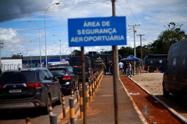 Policiais desarmam explosivo encontrado perto do aeroporto de Bras&iacute;lia 