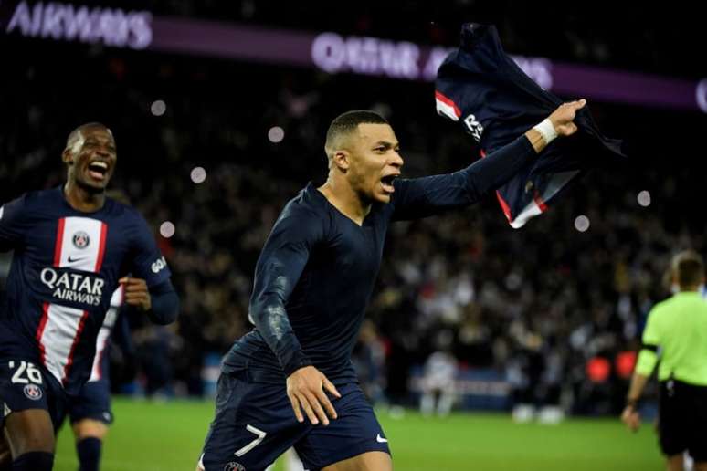 Mbappé marca no fim e salva PSG contra o Strasbourg (Foto: JULIEN DE ROSA / AFP)