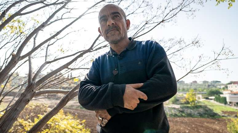 Haidar Maarouf Haidar perdeu as pontas dos dedos de uma m&atilde;o com a explos&atilde;o de uma mina enquanto ele plantava &aacute;rvores no seu jardim