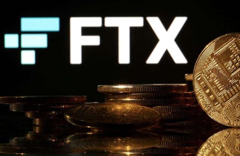 Representações de criptomoedas em frente do logotipo da FTX
10/11/2022
REUTERS/Dado Ruvic/Illustration