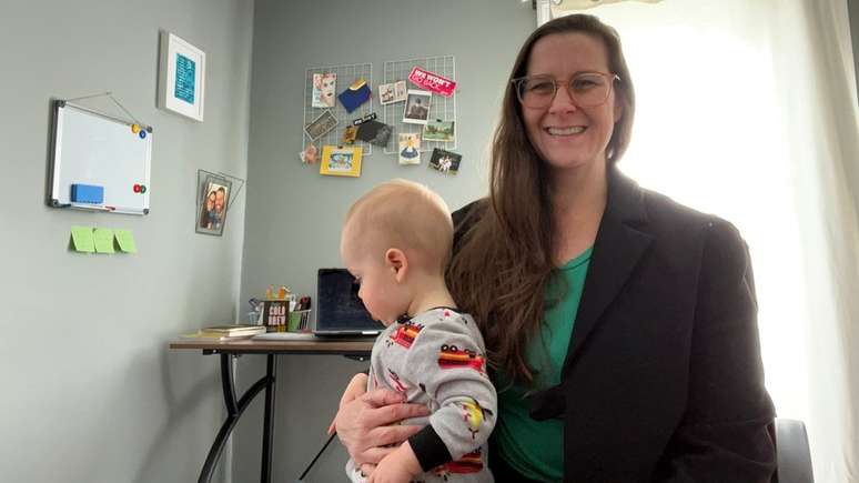 Giovanna com o filho de 11 meses no colo