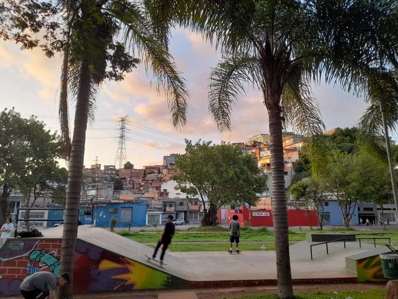 A comunidade plantou árvores e grafitou a pista de skate da Vila Piauí, no Jaguara 