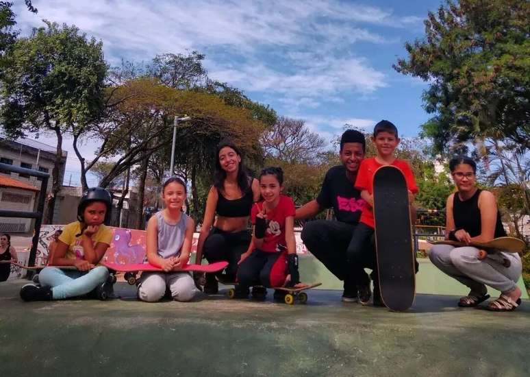 O professor Lucas Gomes com a turma de alunos