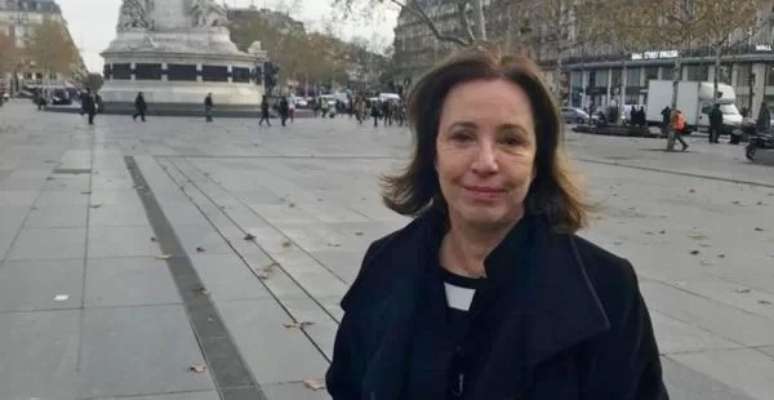 Elizabeth Carvalho na Place de La République, em Paris: competência e discrição no ar