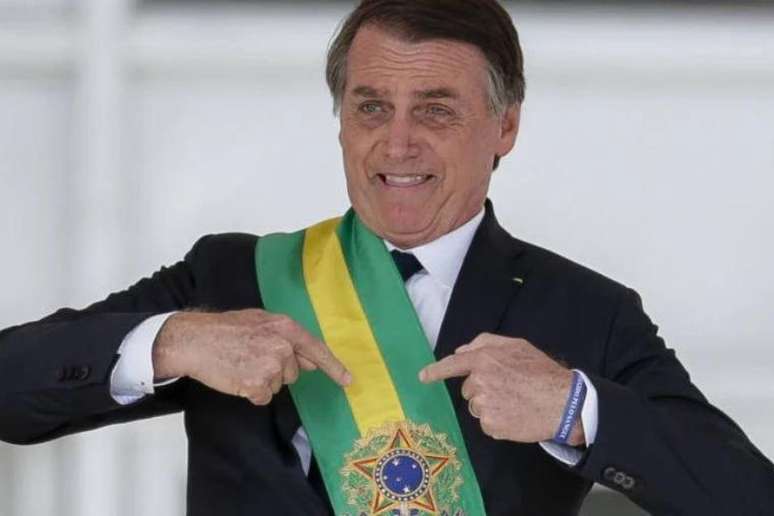 Jair Bolsonaro (PL) com a faixa presidencial; presidente não passará a faixa para Luiz Inácio Lula da Silva (PT)