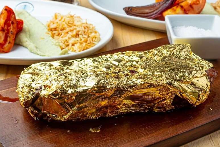 Bife coberto com ouro do restaurante Dubai One em S&atilde;o Paulo