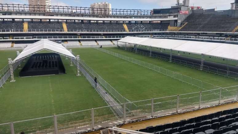 Estrutura para despedida de fãs ao Rei já está sendo montada na Vila (Foto: Fábio Lázaro/LANCE!)